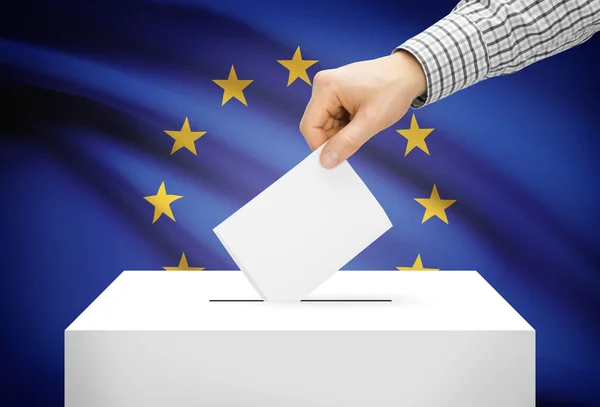 Голосування концепції - виборчу скриньку з національного прапора на фоні - Європейський Союз — стокове фото