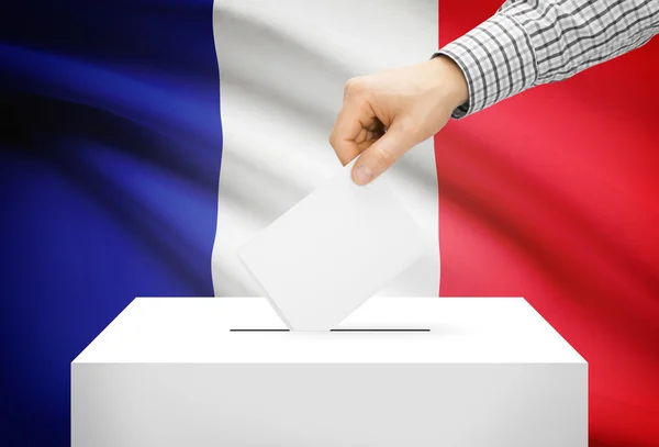 Concetto di voto - scatola di scheda elettorale con la bandiera nazionale su priorità bassa - Francia — Foto Stock