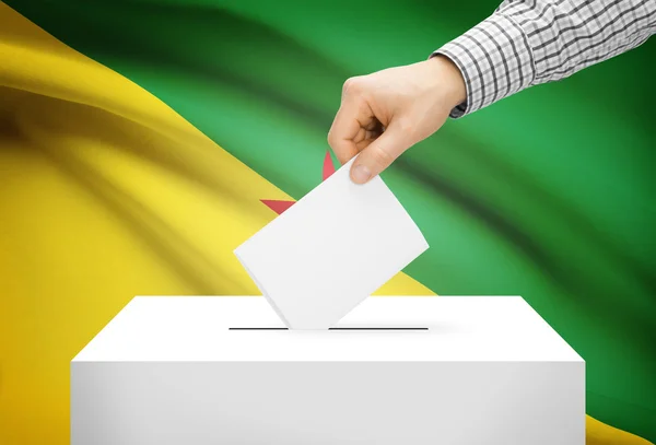 Stemmen concept - stembus met nationale vlag op achtergrond - Frans Guyana — Stockfoto