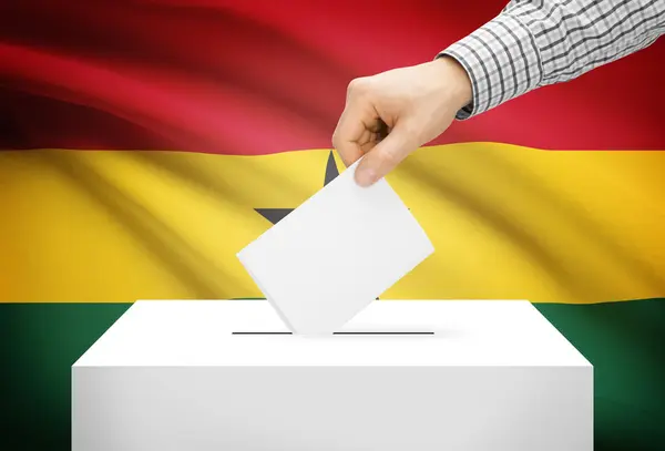 Oylama kavramı - arka plan üzerinde ulusal bayrak ile oy sandığı - Gana — Stok fotoğraf