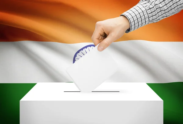 Vote concept - urne avec drapeau national sur fond - Inde — Photo