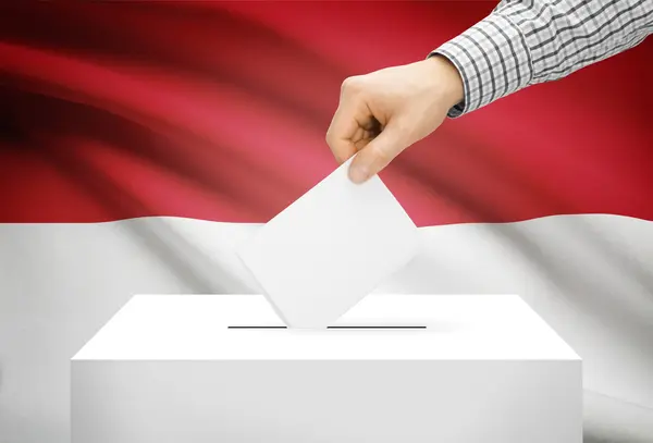 Голосування концепції - виборчу скриньку з національного прапора на фоні - Індонезія — стокове фото