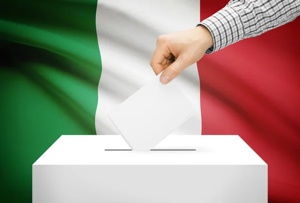 Voto concepto - urna con la bandera nacional de fondo - Italia — Foto de Stock