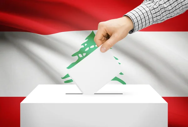 Vote concept - urne avec drapeau national sur fond - Liban — Photo