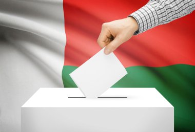 Oylama kavramı - arka plan üzerinde ulusal bayrak ile oy sandığı - Madagaskar