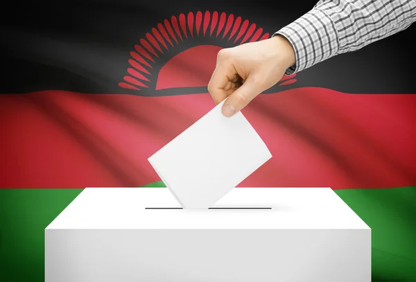 Голосования концепции - урна с национальным флагом на фоне - Малави — стоковое фото