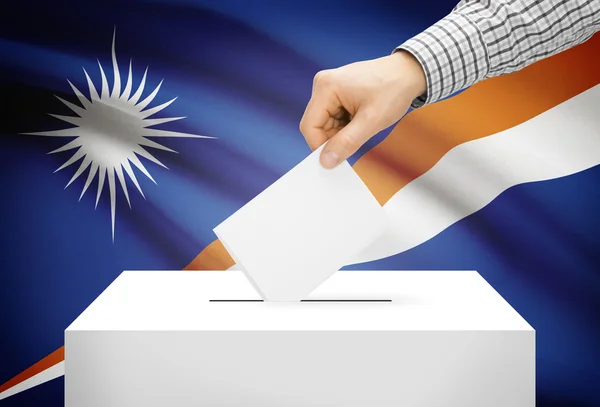 Голосування концепції - виборчу скриньку з національного прапора на фоні - Маршаллові Острови — стокове фото