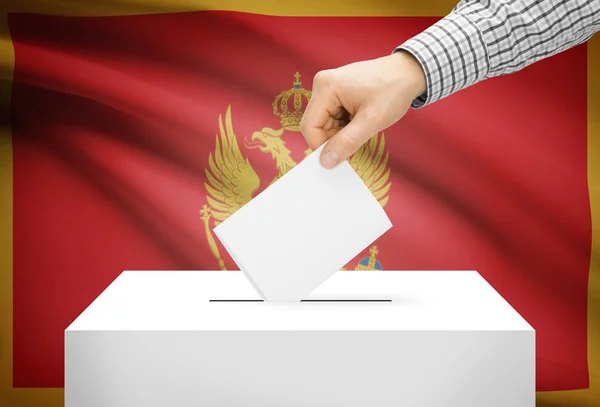 Rösta koncept - valurnan med nationella flagga på bakgrund - Montenegro — Stockfoto
