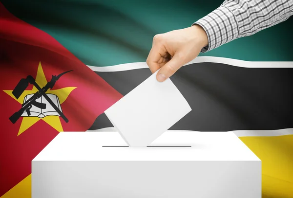 Voto concepto - urna con la bandera nacional de fondo - Mozambique —  Fotos de Stock
