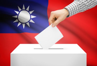 Oylama kavramı - arka plan üzerinde ulusal bayrak ile oy sandığı - İrlanda