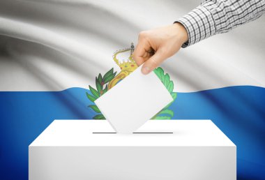 Oylama kavramı - arka plan üzerinde ulusal bayrak ile oy sandığı - San Marino