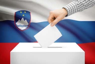 Oylama kavramı - arka plan üzerinde ulusal bayrak ile oy sandığı - Slovenya