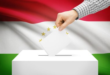 Oylama kavramı - arka plan üzerinde ulusal bayrak ile oy sandığı - Tacikistan