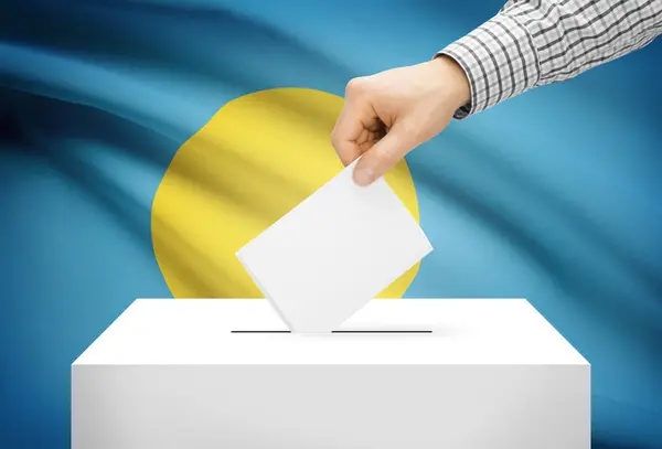 투표 개념-배경에 국기와 투표 상자-팔라우 — 스톡 사진