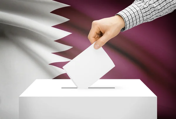 Voto concetto - urna con la bandiera nazionale su priorità bassa - Qatar — Foto Stock