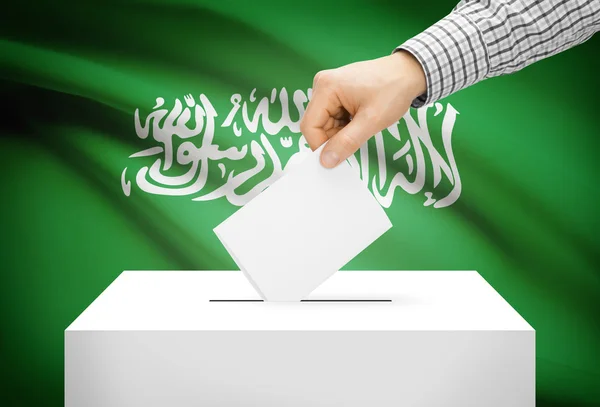 Голосування концепції - виборчу скриньку з національного прапора на фоні - Саудівська Аравія — стокове фото