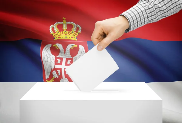 Голосування концепції - виборчу скриньку з національного прапора на фоні - Сербія — стокове фото