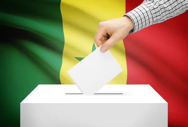 Oylama kavramı - arka plan üzerinde ulusal bayrak ile oy sandığı - Senegal — Stok fotoğraf