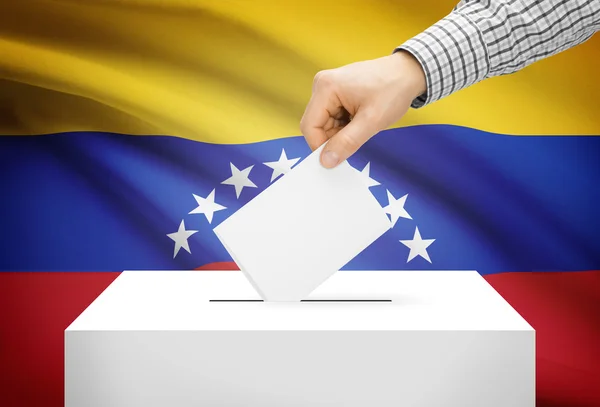 Голосования концепции - урна с национальным флагом на фоне - Венесуэла — стоковое фото