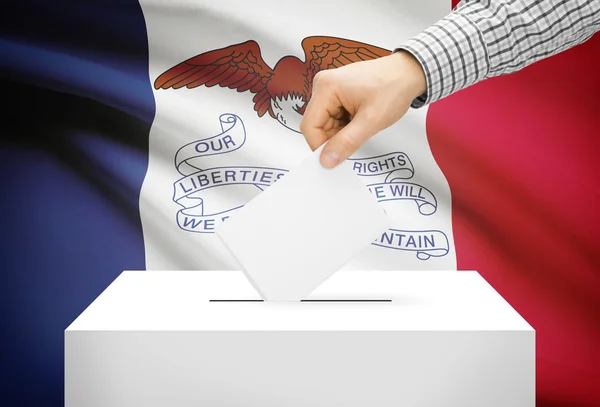 Голосування концепції - виборчу скриньку з національного прапора на фоні - Айова — стокове фото