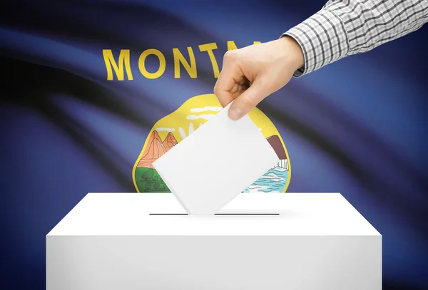 Голосования концепции - урна с национальным флагом на фоне - Монтана — стоковое фото