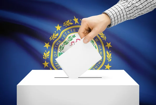 Concepto - urna con la bandera nacional de fondo - voto de New Hampshire —  Fotos de Stock