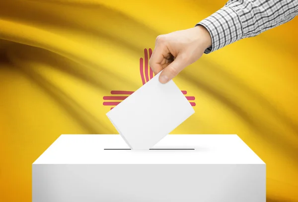 Голосування концепції - виборчу скриньку з національного прапора на фоні - Нью-Мексико — стокове фото