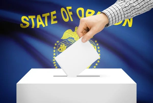 Hlasování koncept - uren s národní vlajkou na pozadí - Oregon — Stock fotografie