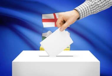 Oylama kavramı - arka plan üzerinde ulusal bayrak ile oy sandığı - Alberta