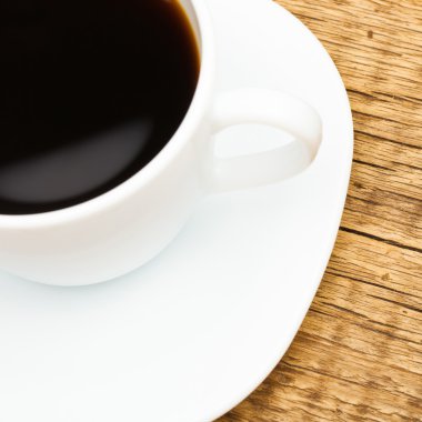 Temiz kahve Kupası yakın ahşap masa üzerinde - üstten görüntülemek