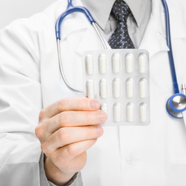Doktor holdling hapları elinde - tıbbi yardım kavramı