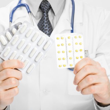 Doktor holdling hapları onun elinde - tıbbi yardım kavramı