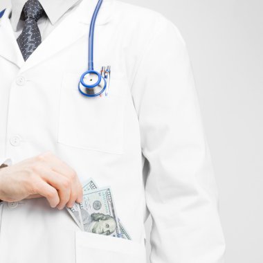 Cebinde sol eliyle - sağlık kavramı içine para koyarak doktor