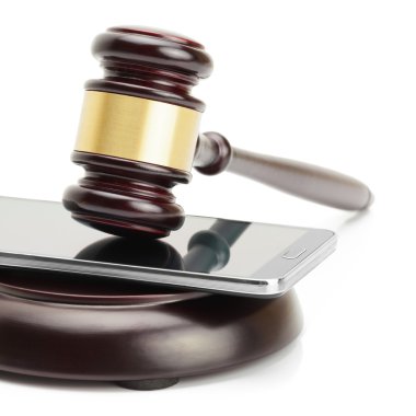 Yargıç tokmak ve beyaz arka plan üzerinde - yargı kavramı izole mikrofondaki arasında Smartphone
