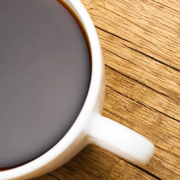 Close up van koffiekopje op houten tafel - uitzicht vanaf — Stockfoto