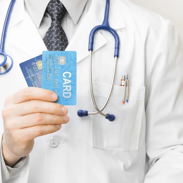 Médico con tarjetas de crédito en su mano - concepto salud —  Fotos de Stock