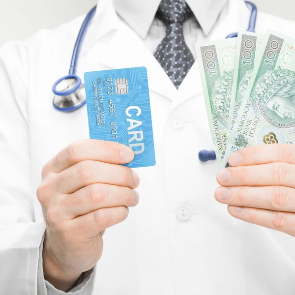 Medico che tiene soldi e carta di credito in mano - concetto di sanità — Foto Stock