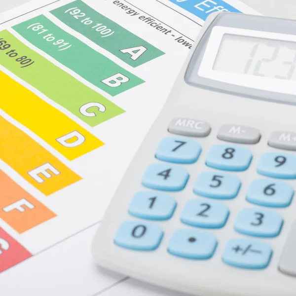 Energie-efficiëntie grafiek met calculator - boekhouding concept — Stockfoto