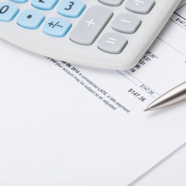 Студійний знімок калькулятора і ручки над деякою квитанцією - концепція бухгалтерського обліку — стокове фото