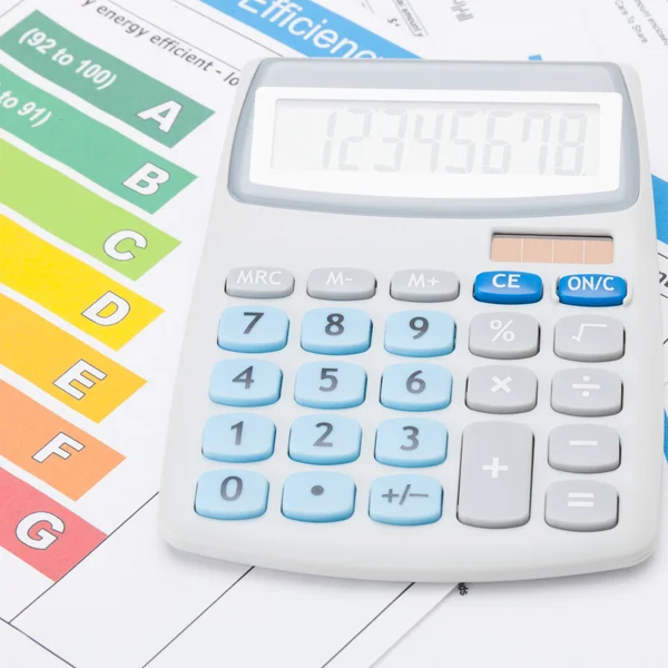 Calculator met energie-efficiëntie grafiek - boekhouding concept — Stockfoto