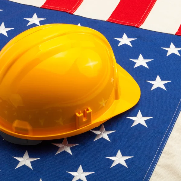 Capacete de construção deitado bandeira EUA - conceito de indústria de construção — Fotografia de Stock