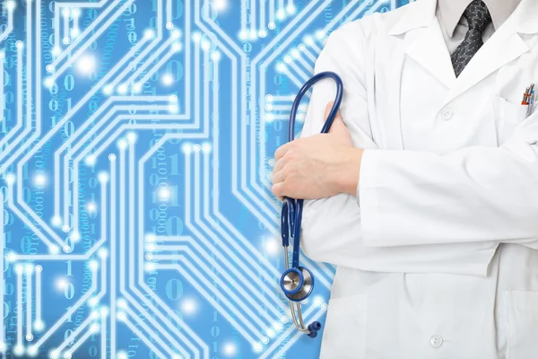Lekarz z stetoskop w rękę i niebieski curcit na tle — Zdjęcie stockowe