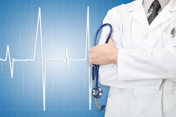 Médico com estetoscópio na mão e electrocardiograma em fundo azul — Fotografia de Stock