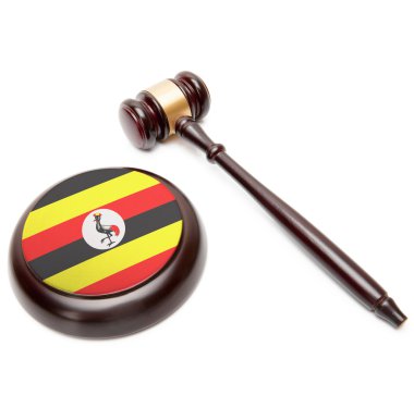 Yargıç tokmak ve Duvarcı ile o - Uganda Ulusal bayrağını