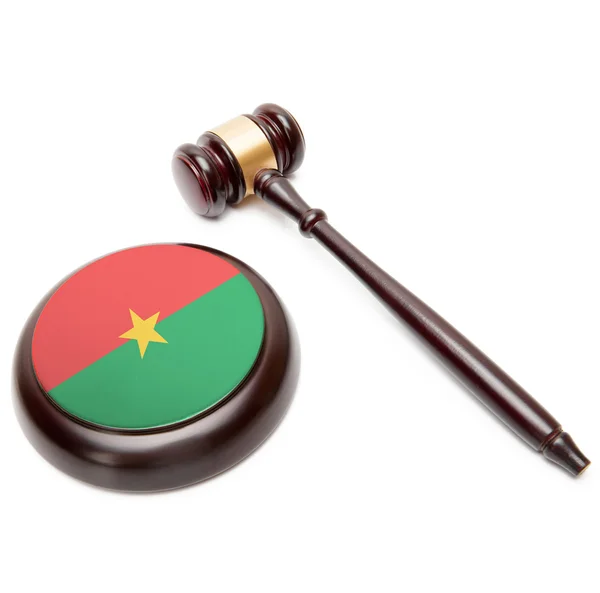 Yargıç tokmak ve Duvarcı ile o - Burkina Faso Ulusal bayrağını — Stok fotoğraf