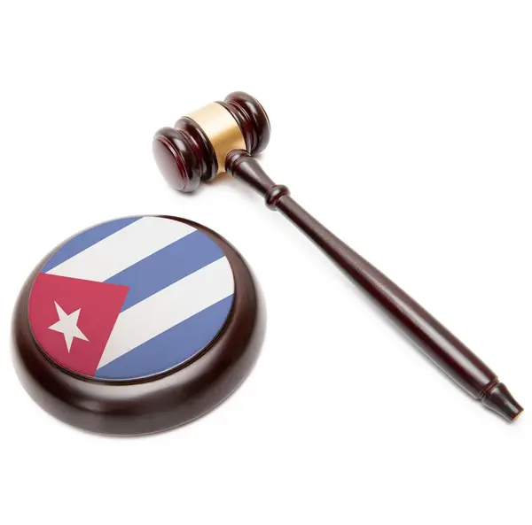 Juez martillo foto y tapa con la bandera nacional en él - Cuba — Foto de Stock