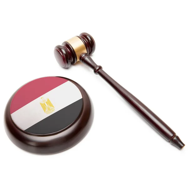 Judge gavel and soundboard with national flag on it - Egypt — Stock Photo, Image