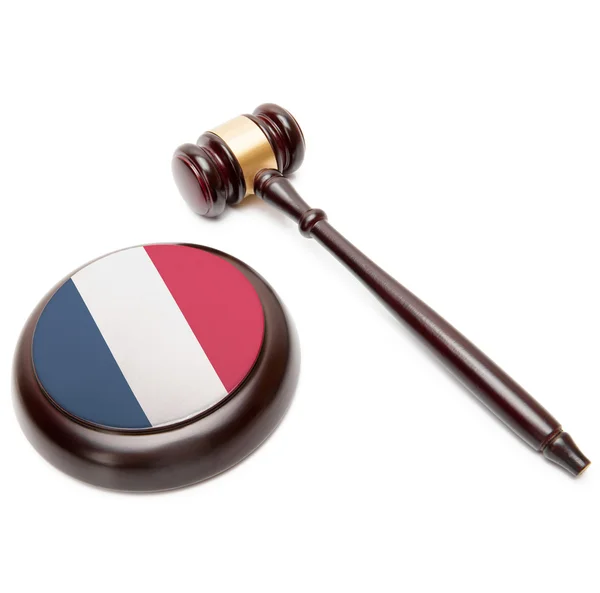 裁判官小槌とそれ - フランスの国旗と響板 — ストック写真