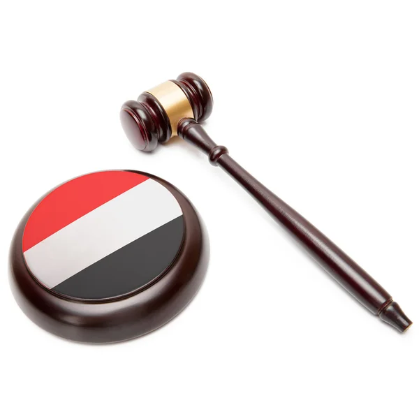 Judge gavel and soundboard with national flag on it - Yemen — Stock Photo, Image