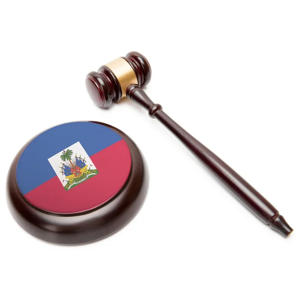 Σφυρί δικαστή και soundboard, με την εθνική σημαία σε αυτό - Αϊτή — Φωτογραφία Αρχείου